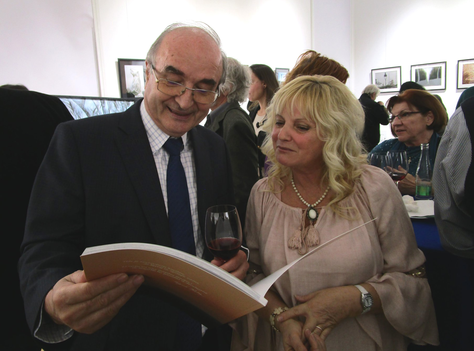 Guvernér Makúch a Danica prezerajú knižku Paris le réve
