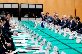 Rokovanie v Tokiu: vpravo Juncker, Tusk a Katainen, vľavo Abe
