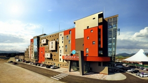 V Bešeňovej otvorili apartmánový hotel Akvamarín. Je jedným z najväčších ubytovacích komplexov na Slovensku