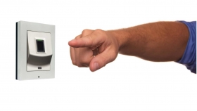 Kontrola odtlačkov: vstup do kancel&aacute;rie ako v &scaron;pion&aacute;žnom filme