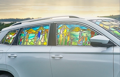 Škoda vystavila v Dubline auto s kostolnými vitrážami na oknách