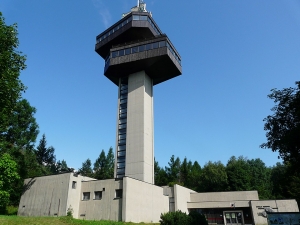 Severovýchod Slovenska zapĺňajú turisti, vyhliadková veža na Dukle je opäť magnetom