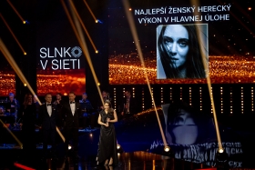 Judit Pech&aacute;ček B&aacute;rdos pri preberan&iacute; ocenenia