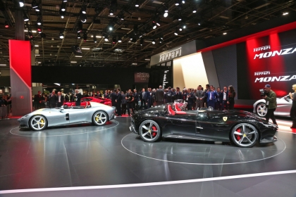 Ferrari v Paríži nechýba: prezentuje tam o. i. modely Monza SP1 a SP2.