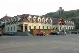 Hotel pod hradom a jeho prev&aacute;dzka: &uacute;skalia, sk&uacute;senosti, pokusy, omyly