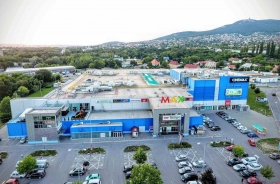 Ktor&eacute; mest&aacute; v SR predbehli Bratislavu v množstve obchodov na tis&iacute;c obyvateľov?