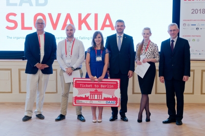 Vladimír Bužek (predseda jury), M. Schnitzer, L. Lauková, P. Pellegrini, K. Janšáková, P. Moczo