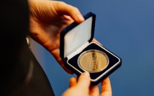 Najlep&scaron;iu hypot&eacute;ku m&aacute; Slovensk&aacute; sporiteľňa, spotrebiteľsk&yacute; &uacute;ver mBank. Zlat&aacute; minca vyhl&aacute;sila v&yacute;sledky za rok 2025