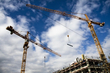 Trh stavebných prác tento rok klesne o dve percentá, veľké firmy sú však optimistické