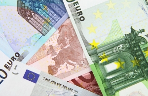 Okamžité platby už ponúkajú všetky banky na Slovensku. Aké majú výhody, limity a ako fungujú prevody do zahraničia?