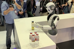Na MWC predstavili humanoidný servisný robot poháňaný inteligentným pohonom SCA