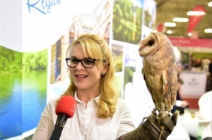 Eva Frývaldská, výkonná riaditeľka KOCR Trenčín región, na interview pribrala aj sovu Xoanu