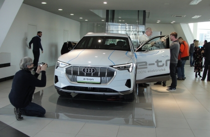 Na Slovensko prichádza veľké elektrické kvéčkové Audi