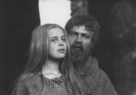 Vo filme Marketa Lazarov&aacute; s Vladim&iacute;rom Men&scaron;&iacute;kom (mn&iacute;ch Bernard)